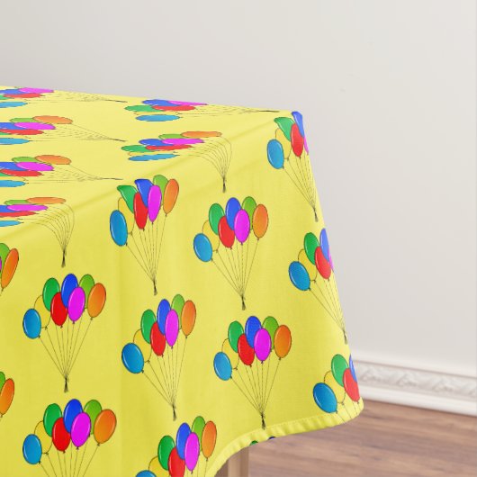 Nappe d'anniversaire joyeuse avec ballons (In Situ)