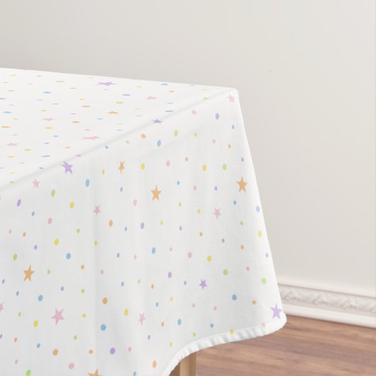 Nappe de fête en pastel avec confettis (In Situ)