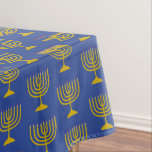 Nappe Elégant bleu moyen | Chanukah Hanukkiyah | MENORAH<br><div class="desc">Elégante nappe MENORAH milieu bleu,  montrant avec un faux menorah or dans un motif carrelé. Il s'agit d'un design minimaliste,  simple,  élégant,  particulièrement approprié Hanoukka. Disponible en d'autres couleurs,  ou vous pouvez changer la couleur en cliquant sur Personnaliser Plus loin et en choisissant dans la palette de couleurs.</div>