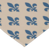 Nappe Fleur de Lis Motif, Royal French Blue sur Crème (Angle)