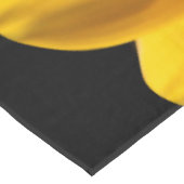 Nappe Fleur jaune sur arrière - plan noir (Angle)