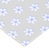 Nappe Fleurs bleues et blanches modernes sur gris clair (Angle)