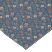 Nappe Fleurs sauvages simples brodées sur fond de denim (Angle)