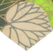 NAPPE FOX ROUGE PARMI LES FEUILLES VERTS ET LE FOLIAGE (Angle)