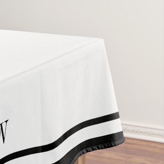 Nappe Frontière noire classique décorée d'un monogramme (In Situ)