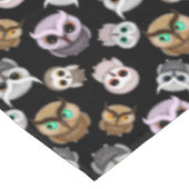 Nappe Hibou amusant sur fond noir (Angle)