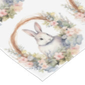 Nappe Lapin de Pâques dans une couronne de fleurs (Angle)