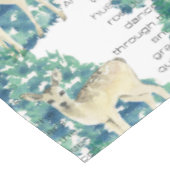 Nappe Le Cerf De Roe Danse À Travers La Neige (Angle)