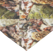 Nappe Le champignon Morel dans la nature (Angle)