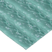 Nappe Les gouttes de pluie sur le métal vert (Angle)