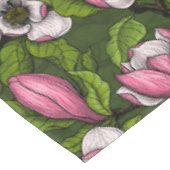 Nappe Magnolia en floraison sur vert foncé (Angle)