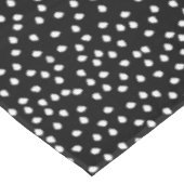 Nappe Motif de points Random Polka moderne noir et blanc (Angle)