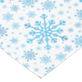 Nappe Pretty Blue Christmas Snowflakes sur Winter White (Angle)