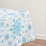 Nappe Pretty Blue Christmas Snowflakes sur Winter White<br><div class="desc">De taille mixte,  de jolis flocons de neige bleus sont éparpillés tout au long de ce motif saisonnier de Noël. Ce joli design festif avec un arrière - plan blanc hivernal est sûr de plaire à tout âge et parfait pour quiconque aime les motifs doux et délicats de Noël.</div>