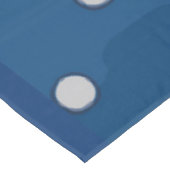 Nappe Racket de tennis et ballon sur bleu pois blanc (Angle)