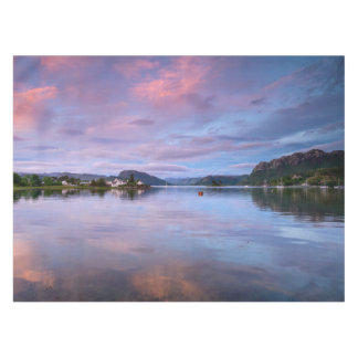 Nappe Réflexions sur le ciel de Dusk sur Loch Carron