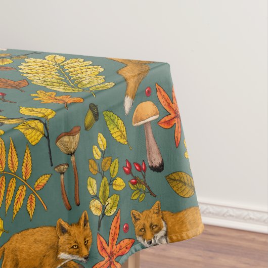 Nappe Renard d'automne sur pin vert (In Situ)