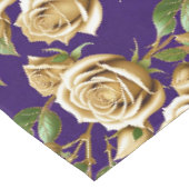 Nappe Roses Dorées Avec Des Feuilles Vertes Luxuriantes (Angle)