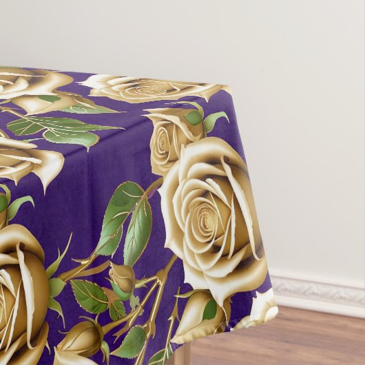 Nappe Roses Dorées Avec Des Feuilles Vertes Luxuriantes (In Situ)