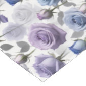 Nappe Roses lavande et bleues sur un fond gris nuageux (Angle)