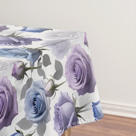 Nappe Roses lavande et bleues sur un fond gris nuageux (In Situ)