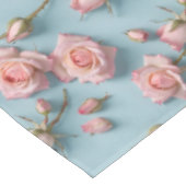Nappe Roses roses éparpillées sur fond bleu clair (Angle)