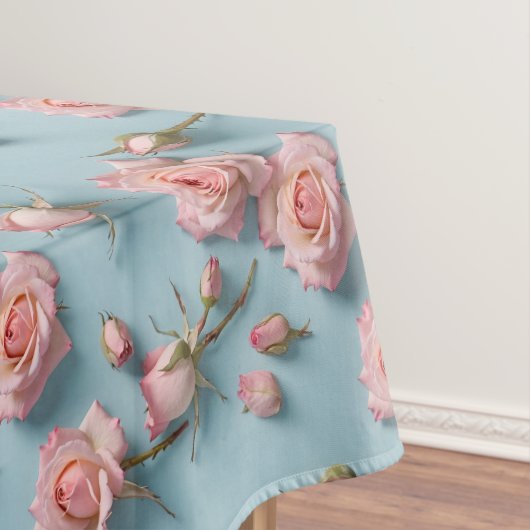 Nappe Roses roses éparpillées sur fond bleu clair (In Situ)