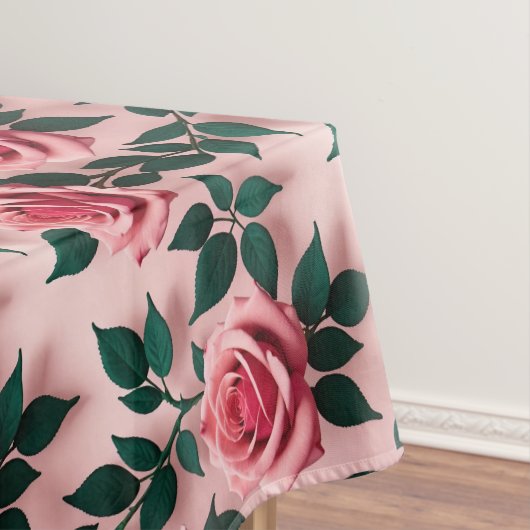 Nappe Roses rouges vives avec des feuilles vert foncé (In Situ)