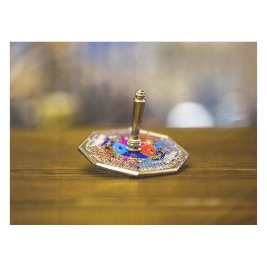 Nappe SlipperyJoe Hanukkah dreidel gift octagonal base b (Devant (Horizontal))