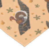 Nappe Turquie trottant le chemin de pierre avec des fleu (Angle)