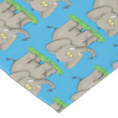 Nappe Un joli éléphant drôle avec un oiseau sur le tronc (Angle)