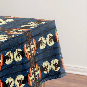 Nappe Une petite chatte noire de sorcière assise sur un