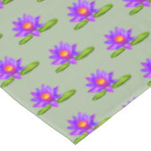 Nappe Violet Lotus Fleurs & Lily Pad sur Laurel Green (Angle)