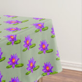 Nappe Violet Lotus Fleurs & Lily Pad sur Laurel Green (In Situ)