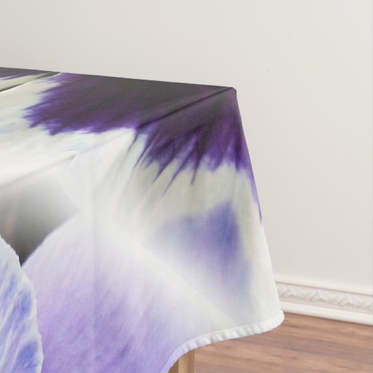 Nappe violet profond sur blanc (In Situ)