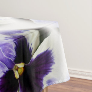 Nappe violet profond sur blanc