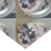 Nappe voiture de course d'anniversaire heureuse (Angle)