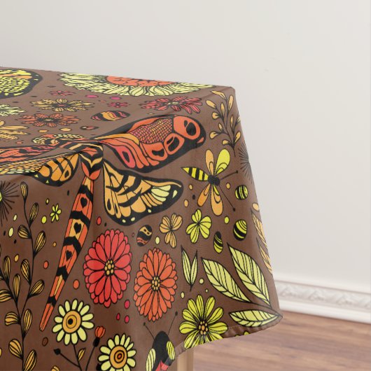 Nappe Voler, voler libellule sur la cannelle brun (In Situ)