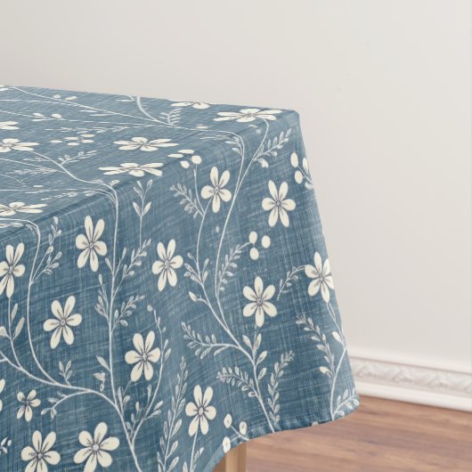 Nappe Vue en denim bleu et blanc avec fleurs blanches (In Situ)