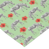 Nappe Zèbres parmi des fleurs de ketmie (Angle)