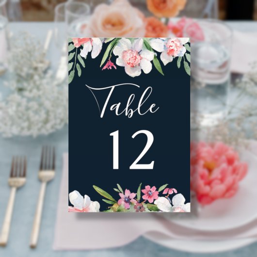 Narcisse blanc sur numéro de table de mariage mari