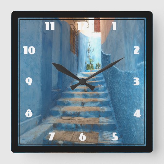 Narrow Blue Stairway in Marokko Vierkante Klok (Voorkant)