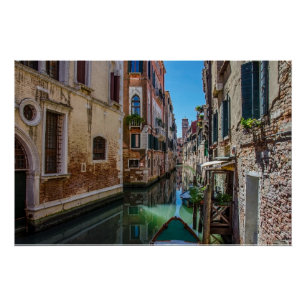 Narrow street met kanaal in Venetië Perfect Poster