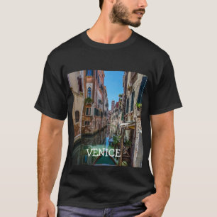 Narrow street met kanaal in Venetië T-shirt