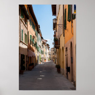 Narrow street met oude gevels in het toscaanse dor poster