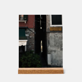 Narrow venetian alleyway (2024) acryl bord