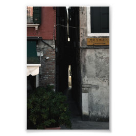 Narrow venetian alleyway (2024) foto afdruk
