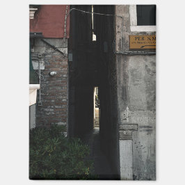 Narrow venetian alleyway (2024) magneet