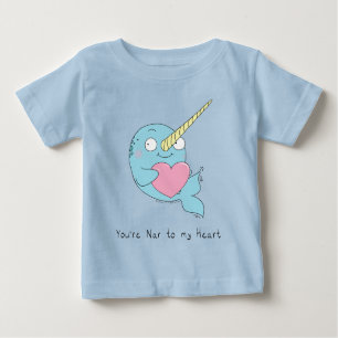 Narwhal accroche un T-shirt de bébé de coeur