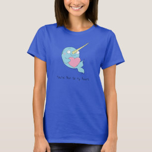 Narwhal accroche un T-shirt féminin au coeur
